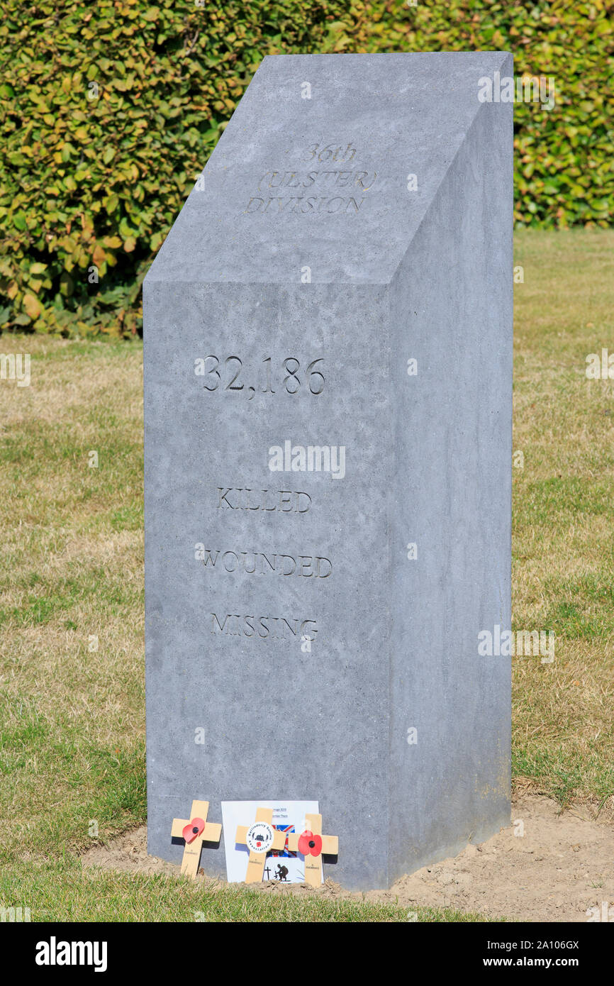 Tavoletta di pietra con il numero totale della I Guerra Mondiale vittime del decimo (Irish) divisione presso l'isola di Irlanda Peace Park di Messines, Belgio Foto Stock