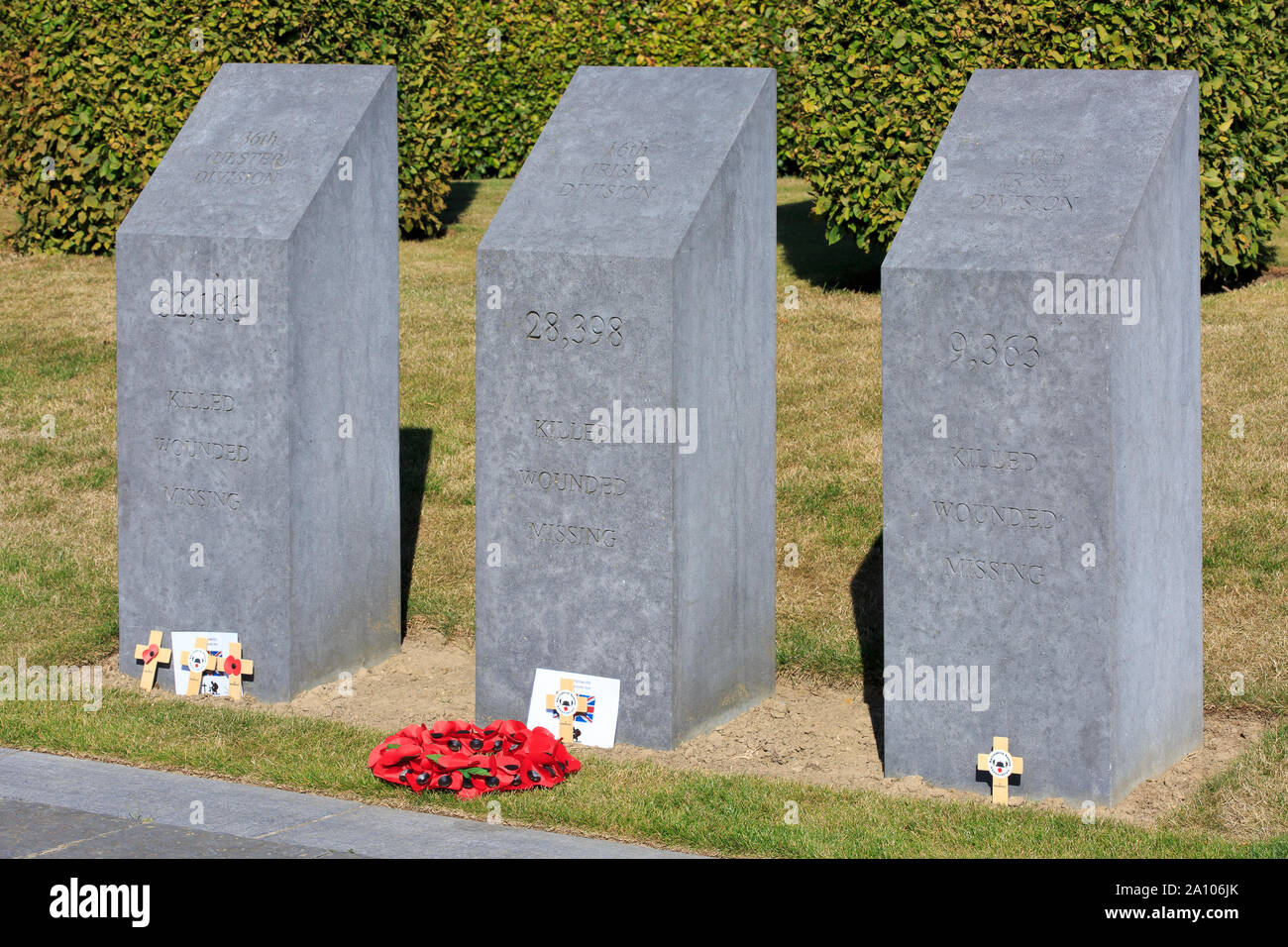 Tavolette di pietra con il numero totale di irlandese e dell'Irlanda del Nord I Guerra Mondiale vittime presso l'isola di Irlanda Peace Park di Messines, Belgio Foto Stock