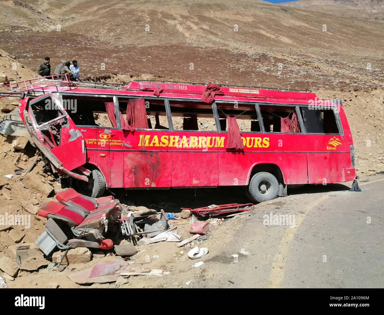 (190923) -- PECHINO, Sett. 23, 2019 (Xinhua) -- foto scattate con il cellulare mostra un autobus danneggiato in un incidente stradale sito nel nord del Pakistan, Sett. 22, 2019. Almeno 26 persone sono state uccise e 19 altri feriti quando un autobus passeggeri si è schiantato in una collina nel nord del Pakistan a domenica, un ufficiale di polizia ha detto. (Str/Xinhua) Foto Stock