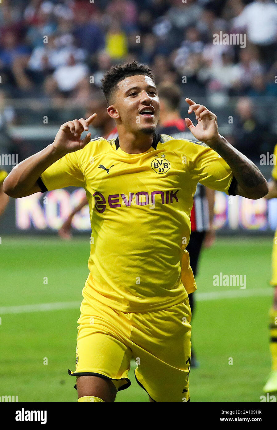 Francoforte, Germania. Il 22 settembre, 2019. Jadon Sancho di Dortmund celebra dopo rigature durante la Bundesliga partita di calcio tra Borussia Dortmund e Eintracht Francoforte a Francoforte in Germania, Sett. 22, 2019. Credito: Joachim Bywaletz/Xinhua Foto Stock