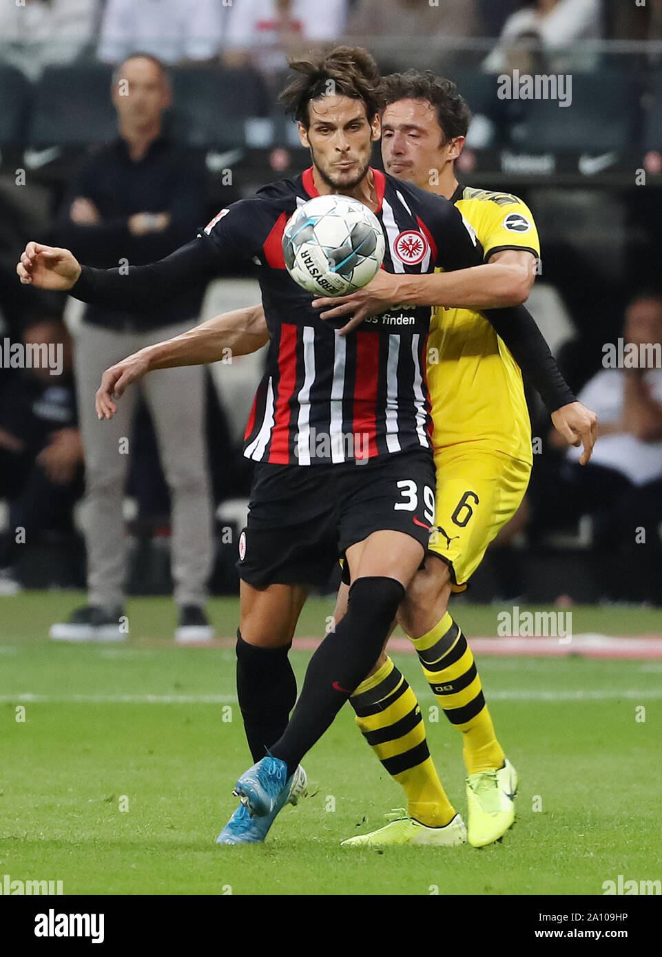 Francoforte, Germania. Il 22 settembre, 2019. Goncalo Paciencia (anteriore) di Francoforte sul Meno il sistema VIES con Thomas Delaney di Dortmund durante la Bundesliga partita di calcio tra Borussia Dortmund e Eintracht Francoforte a Francoforte in Germania, Sett. 22, 2019. Credito: Joachim Bywaletz/Xinhua Foto Stock