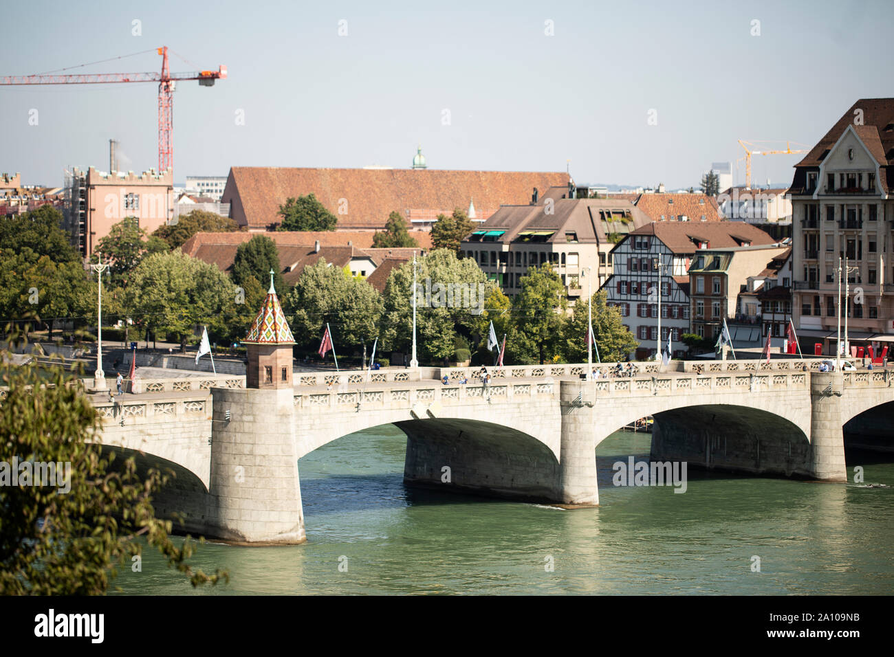 Il Ponte intermedio (Mittlere Brücke) sul Reno, nel centro della città di Basilea, Svizzera. Foto Stock