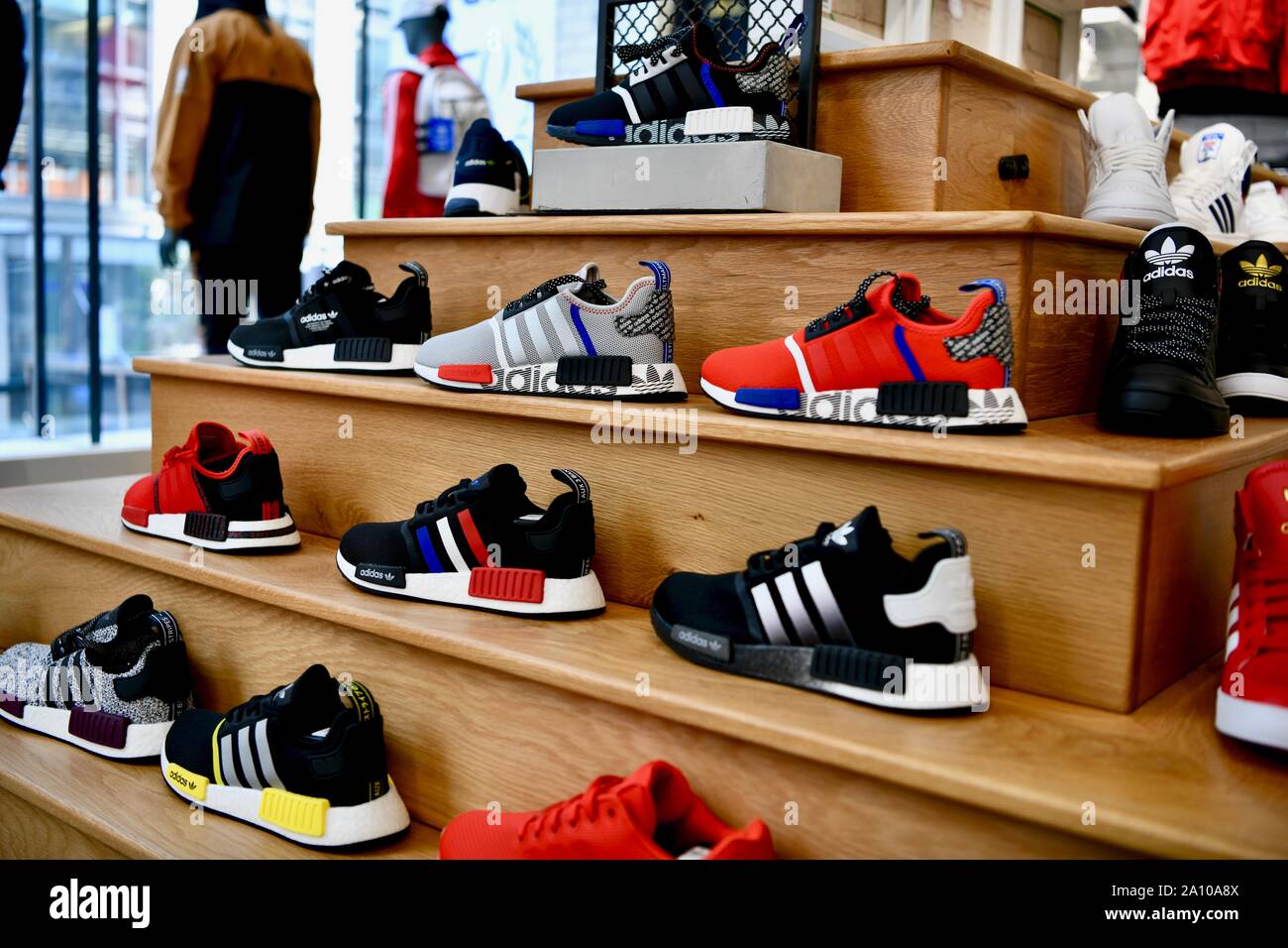 Scarpe Adidas in flagship Adidas store in New York City, Stati Uniti  d'America Foto stock - Alamy