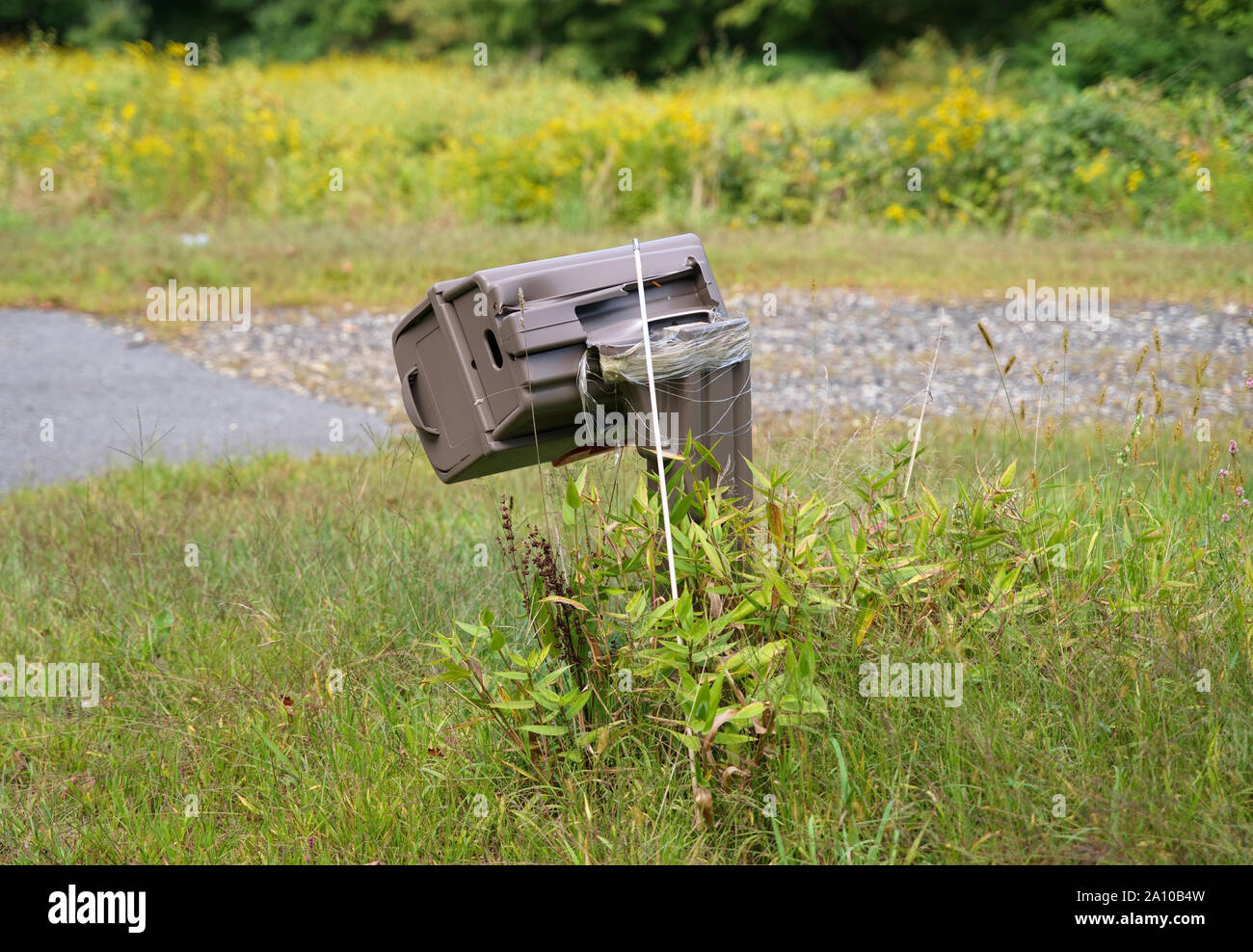 Un distrutto mailbox o dalla mancanza di dispositivi di protezione durante l'inverno la neve aratura o dall estate vandali creando problemi. Foto Stock