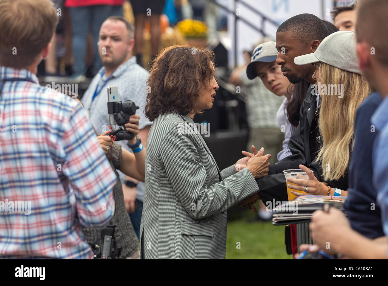 In California il senatore e candidato presidenziale Kamala Harris visitando la contea di Polk Steak RFI presso il Parco di acquedotto di Des Moines, Iowa, USA Foto Stock