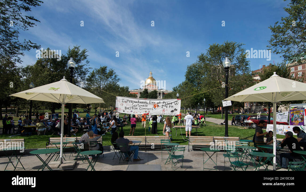 Boston, Massachusetts, USA. 22 Settembre, 2019. Decima edizione della Giornata internazionale delle Nazioni Unite di pace e di azione per il clima sul Boston Common. Un centinaio di persone si sono radunate sul Boston Common al di sotto del Massachusetts State House nel centro di Boston, MA. Mandrino di credito Nacke / Alamy Live News Foto Stock