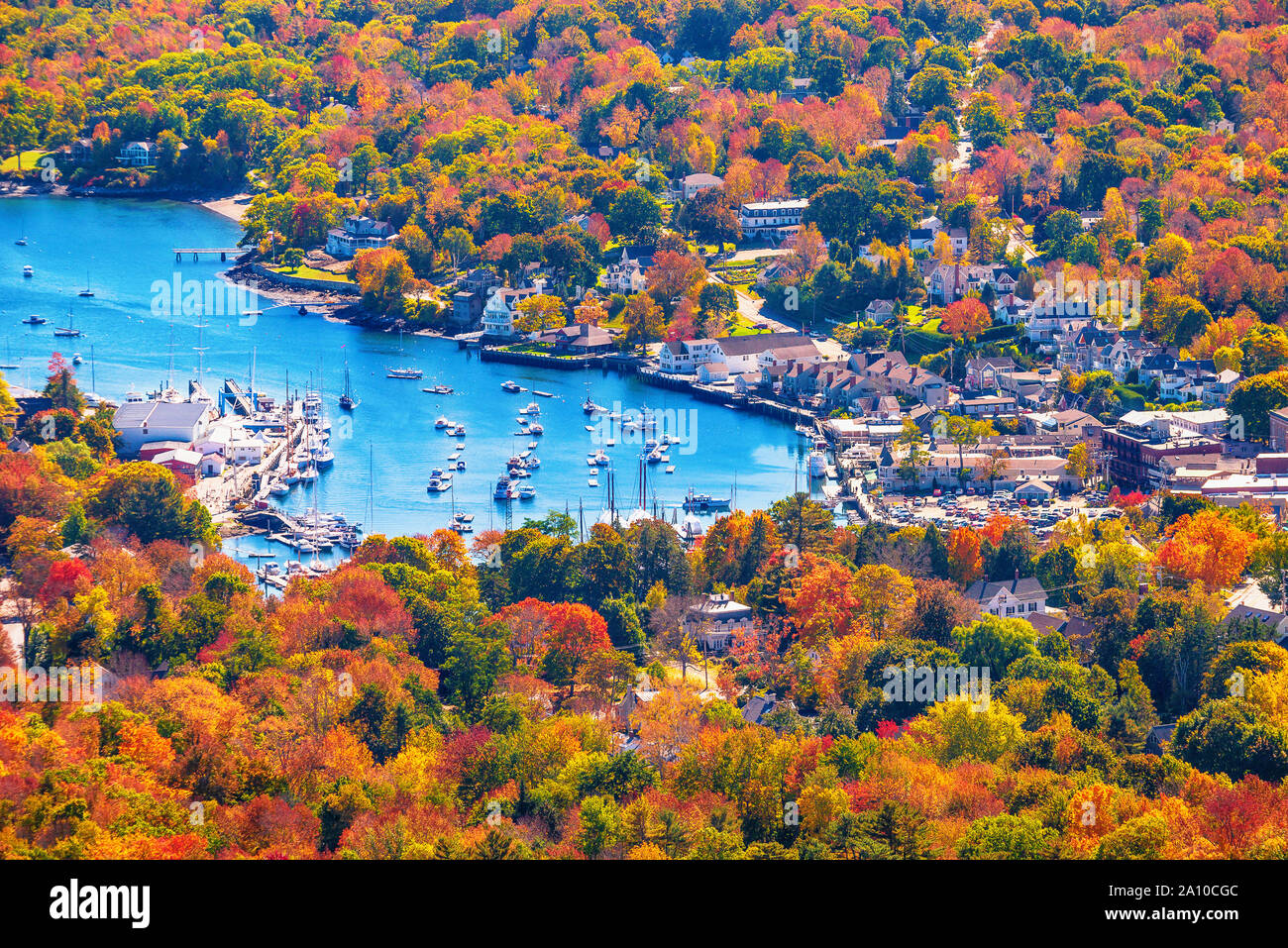 Vista da Mount Battie affacciato sul porto di Camden, Maine. Bella Nuova Inghilterra fogliame di autunno colori in ottobre. Foto Stock