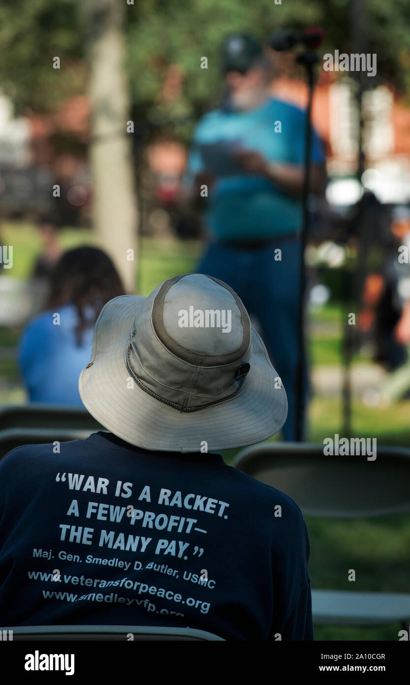 Boston, Massachusetts, USA. 22 Settembre, 2019. Decima edizione della Giornata internazionale delle Nazioni Unite di pace e di azione per il clima sul Boston Common. Un centinaio di persone si sono radunate sul Boston Common al di sotto del Massachusetts State House nel centro di Boston, MA. Gli stati di veterani per la pace durante l'evento. Mandrino di credito Nacke / Alamy Live News Foto Stock