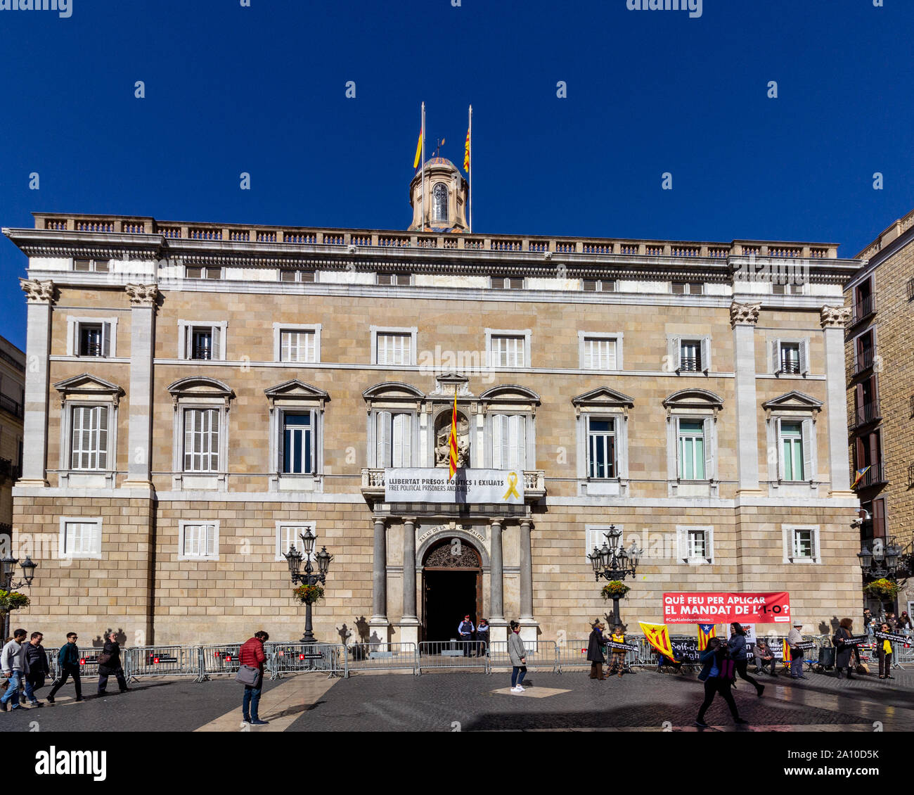 Barcellona, Spagna - 26 Febbraio 2019 - i dimostranti si riuniscono di fronte del governo catalano edificio (Palau de la Generalitat) mentre i turisti passano Foto Stock