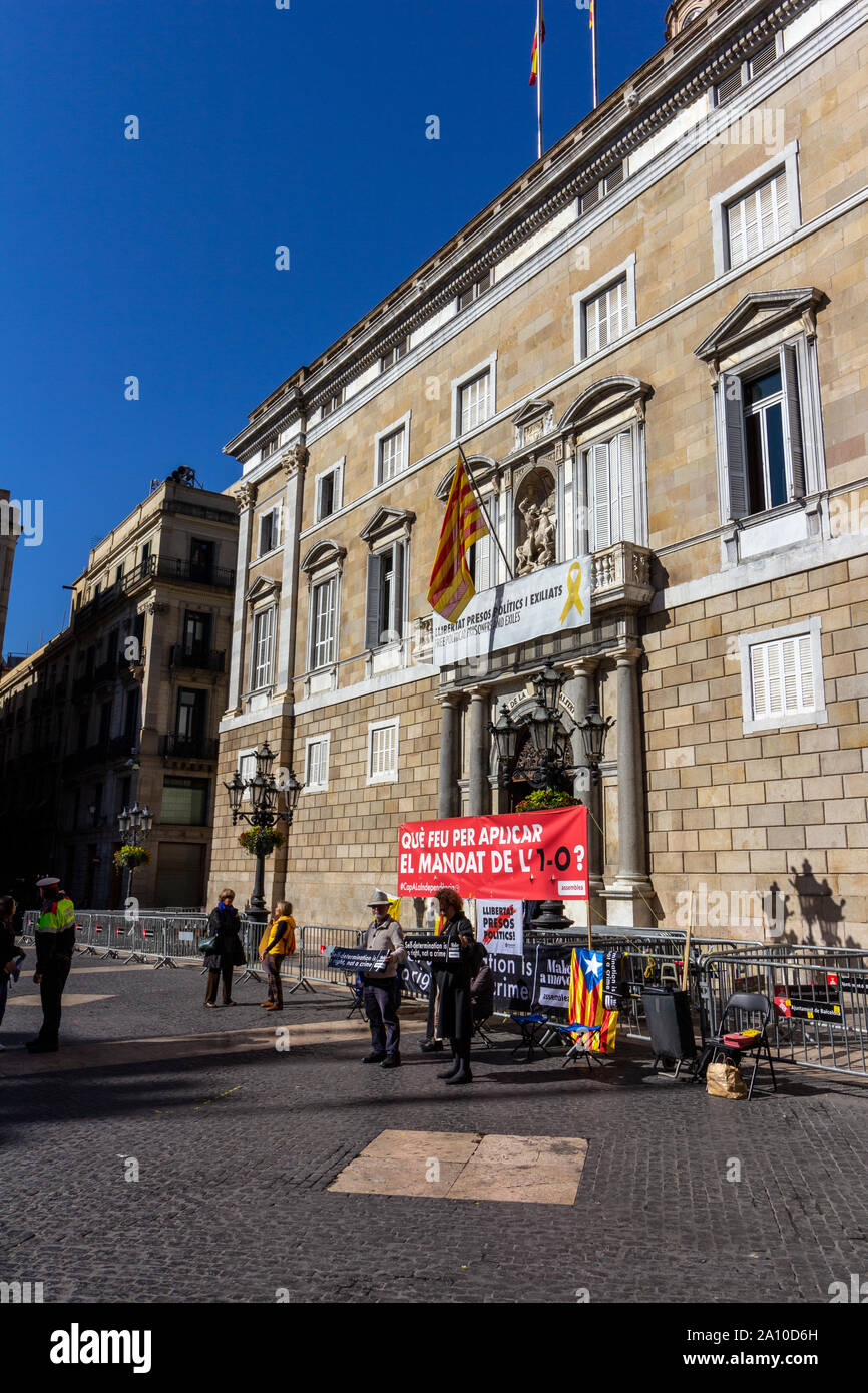 Barcellona, Spagna - 26 Febbraio 2019 - i dimostranti si riuniscono di fronte del governo catalano edificio (Palau de la Generalitat) mentre i turisti passano Foto Stock