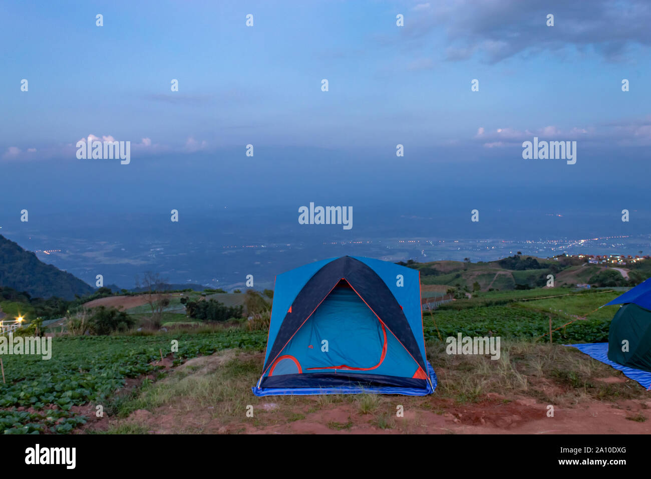 Tenda e sullo sfondo del cielo e viste sulla montagna di sera. Foto Stock