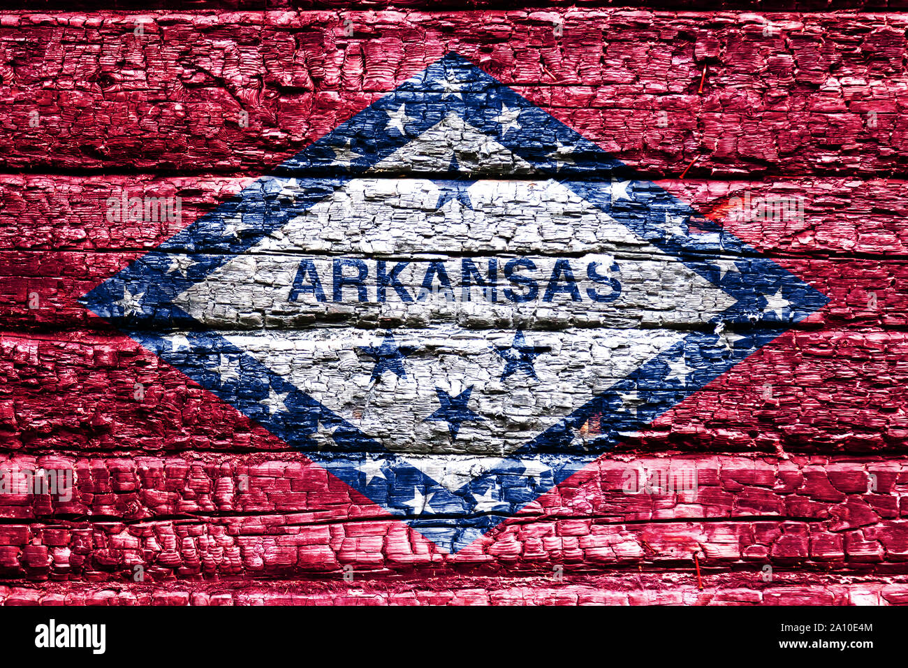 La bandiera nazionale dello Stato americano Arkansas in contro un nero carbonizzati parete in legno il giorno dell indipendenza. Politico e religioso delle controversie, fuoco d Foto Stock