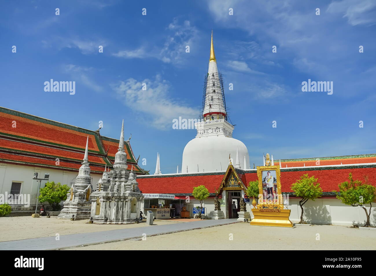 Nakhon Si Thammarat, Tailandia - 10 agosto 2019: il Wat Phra Mahathat Woramahawihan è il principale tempio buddista (wat) di Nakhon Si Thammarat Provincia in Foto Stock