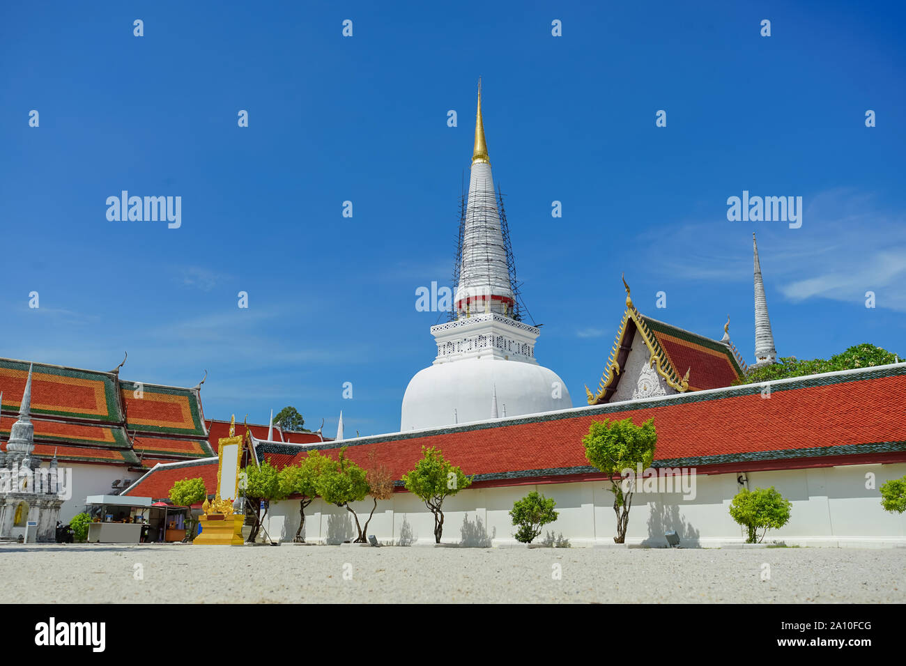 Nakhon Si Thammarat, Tailandia - 10 agosto 2019: il Wat Phra Mahathat Woramahawihan è il principale tempio buddista (wat) di Nakhon Si Thammarat Provincia in Foto Stock