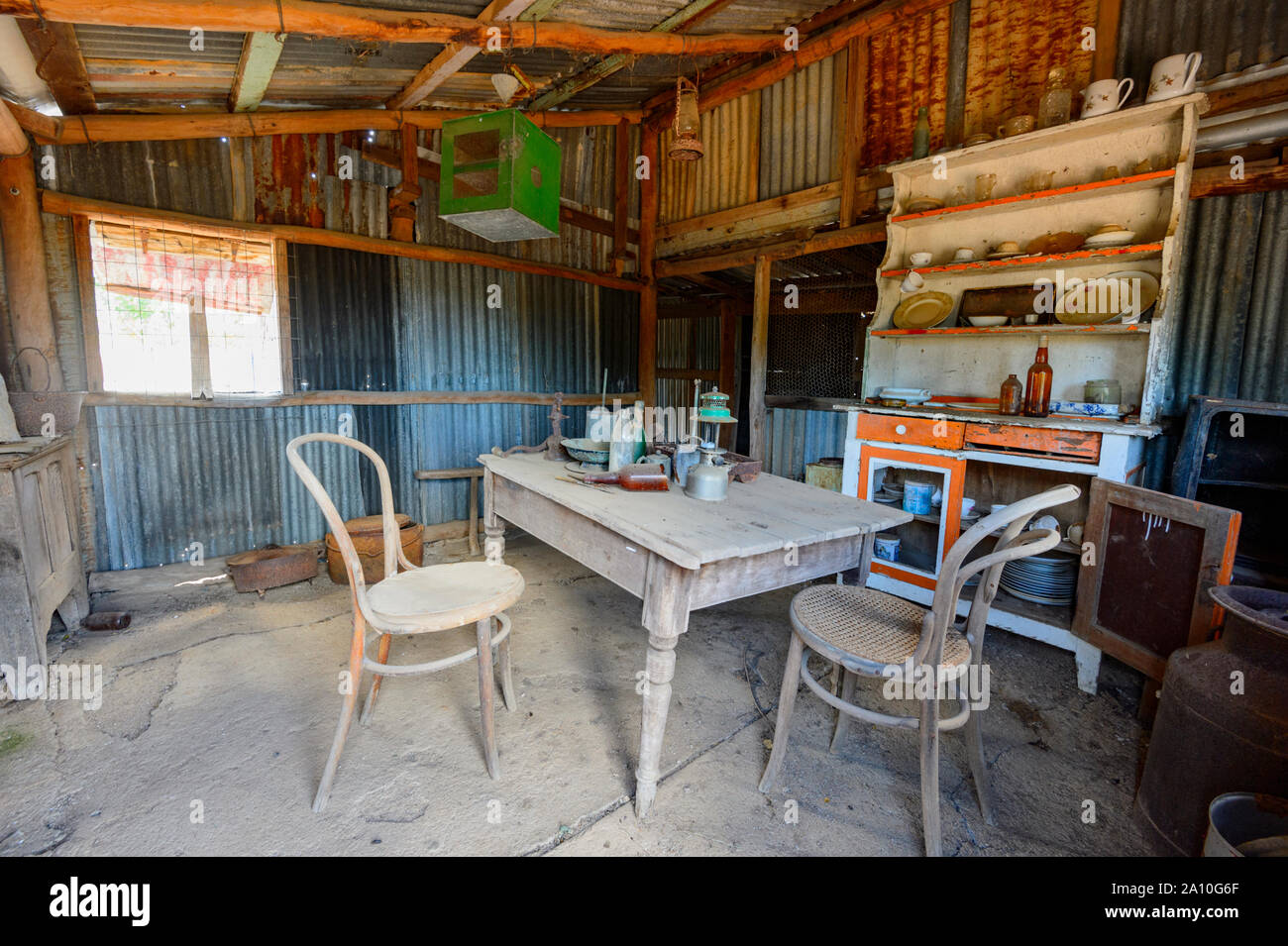 Interno del minatore della casa, costruita nel 1868, un sito storico nel rurale cittadina di Ravenswood, Queensland, QLD, Australia Foto Stock