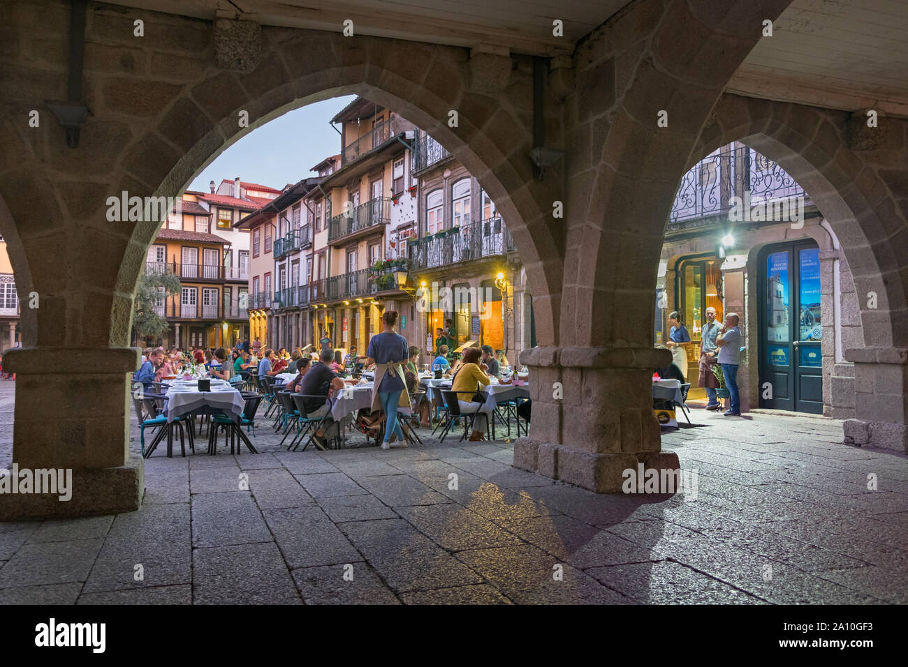 Archi su Largo da Oliveira Guimarães Portogallo Foto Stock