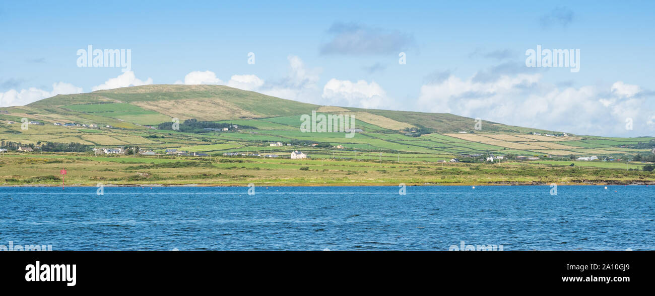 Una vista dell' isola Valentia dalla terraferma Irlandese vicino a Portmagee nella Contea di Kerry. Foto Stock