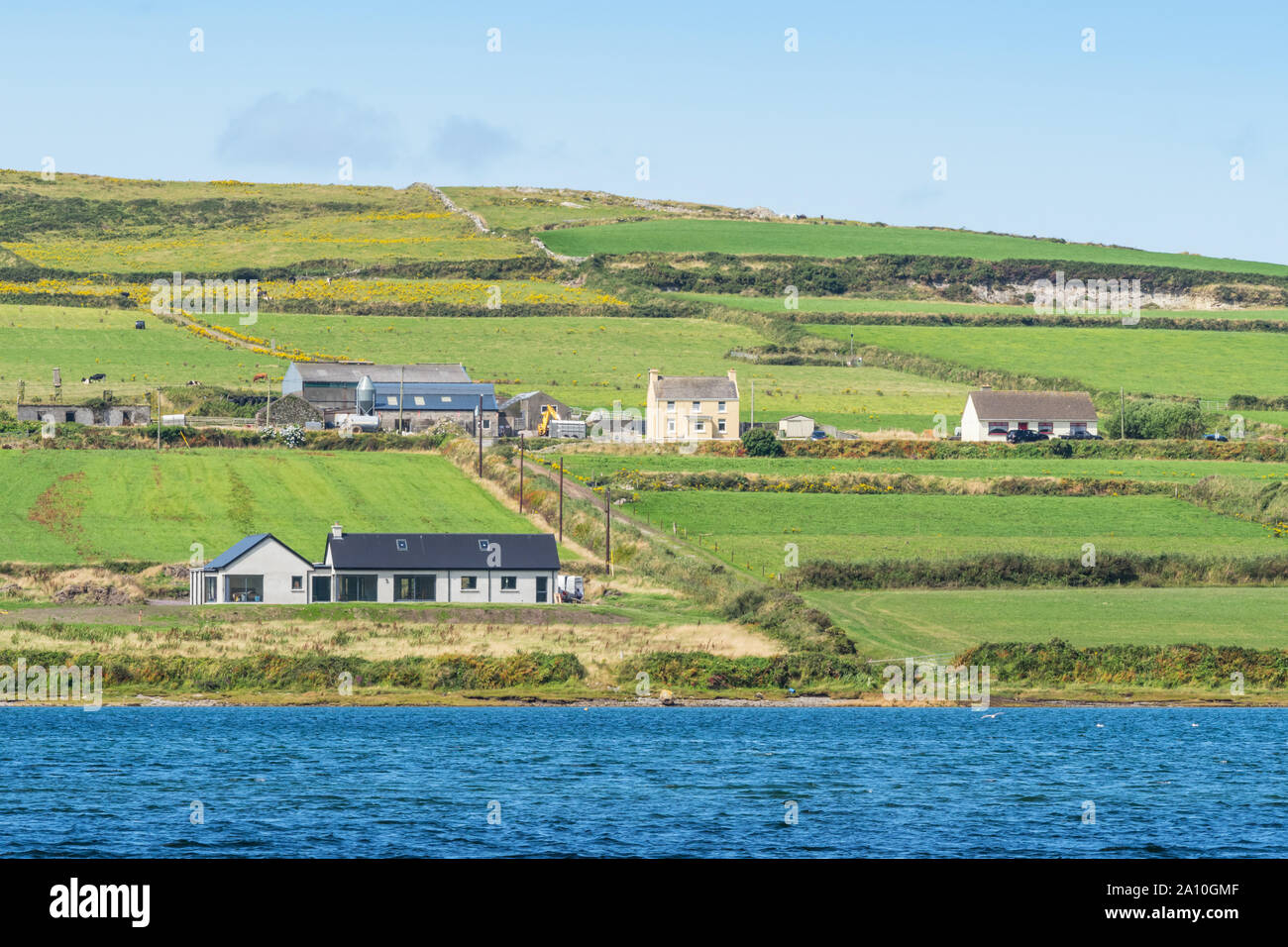 Una vista dell' isola Valentia dalla terraferma Irlandese vicino a Portmagee nella Contea di Kerry. Foto Stock