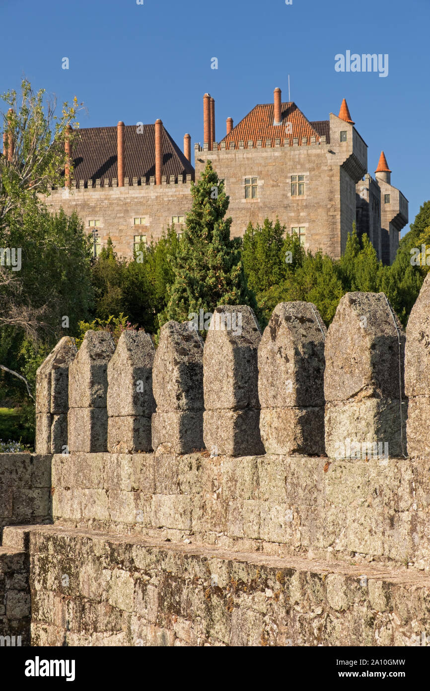 Le mura della città e il Paço dos Duques de Bragança Dukes Palace Guimarães Portogallo Foto Stock