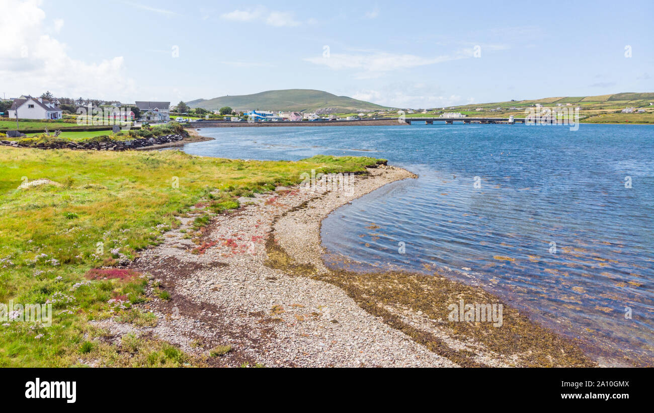 Una veduta aerea di Skellig costa nella Contea di Kerry in Irlanda che mostra il ponte da Portmagee all' isola Valentia. Foto Stock