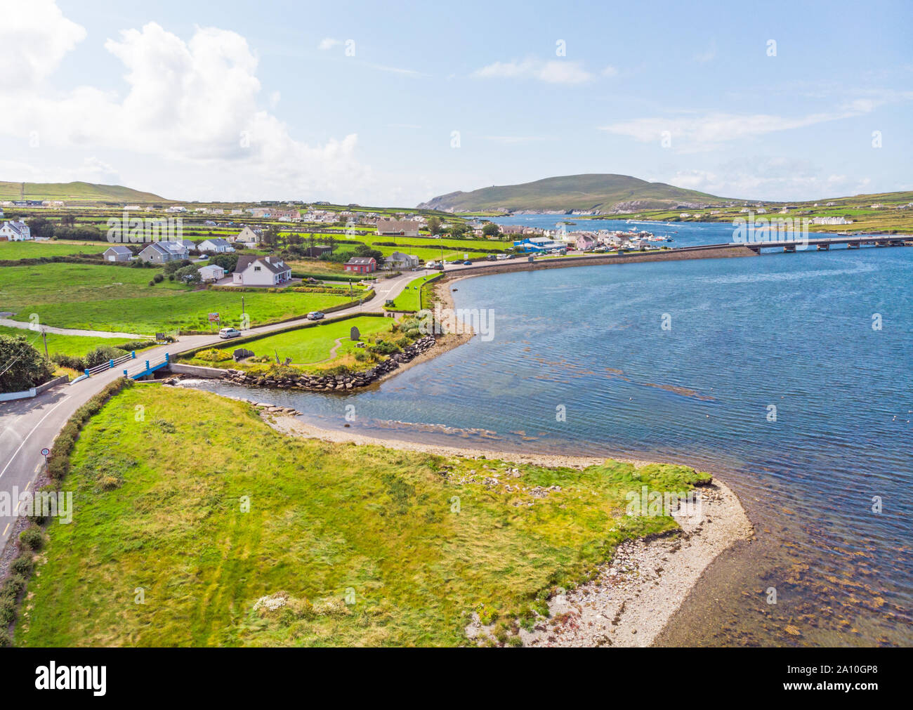 Una veduta aerea di Skellig costa nella Contea di Kerry in Irlanda che mostra l'approccio a Portmagee e il ponte a Valenttia isola. Foto Stock