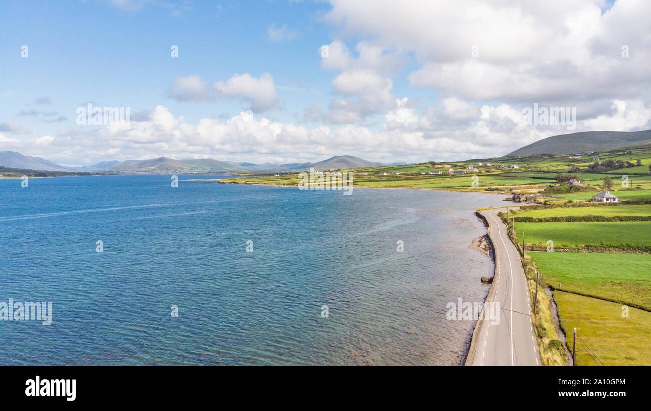 Una veduta aerea di Skellig costa nella Contea di Kerry, Irlanda, mostrando la strada a Portmagee. Foto Stock