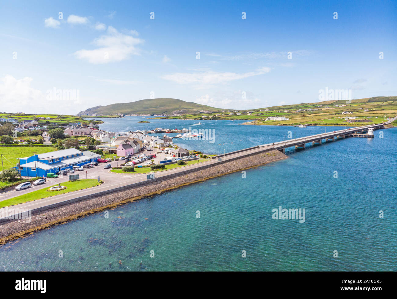 Una veduta aerea di Portmagee nella Contea di Kerry in Irlanda che mostra il ponte di Valenttia isola. Foto Stock