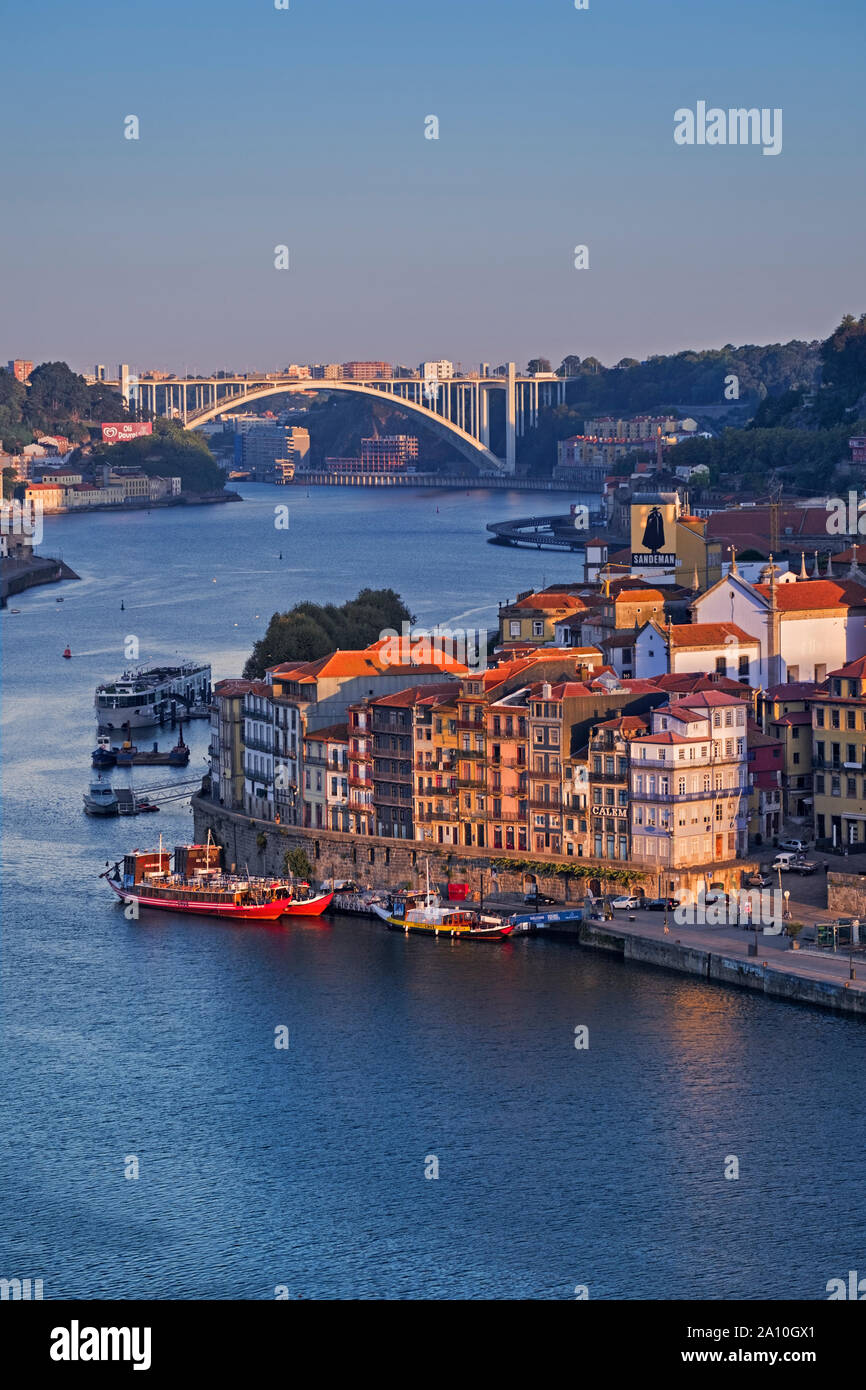 Vista della città lungo il fiume Douro quartiere Ribeira Ponte Arrabida Porto Portogallo Foto Stock Vista della città lungo il fiume Douro quartiere Ribeira Ponte Arrabida Porto Portogallo Foto Stock
