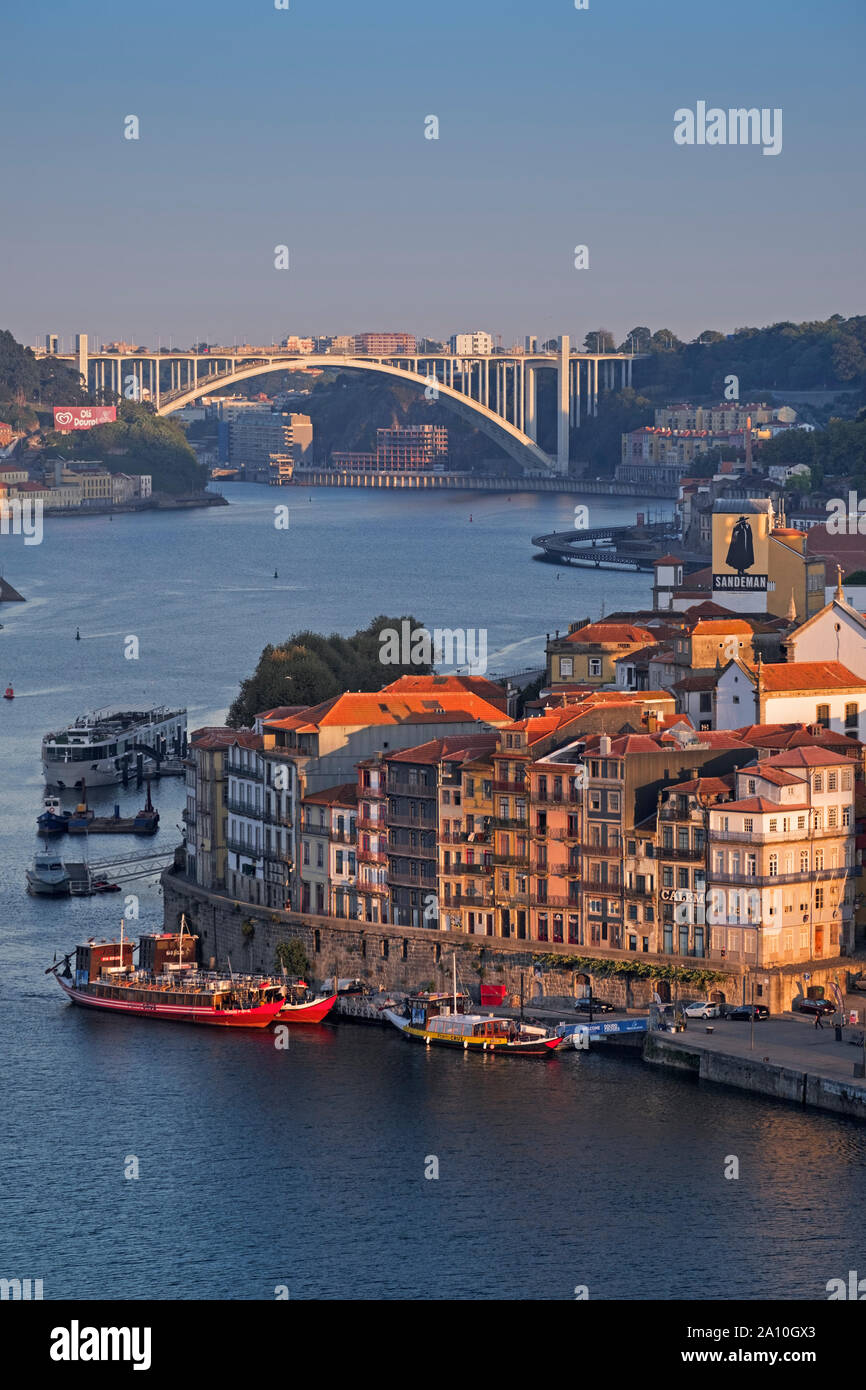 Vista della città lungo il fiume Douro quartiere Ribeira Ponte Arrabida Porto Portogallo Foto Stock Vista della città lungo il fiume Douro quartiere Ribeira Ponte Arrabida Porto Portogallo Foto Stock