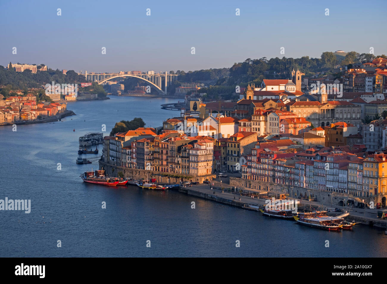 Vista della città lungo il fiume Douro quartiere Ribeira Ponte Arrabida Porto Portogallo Foto Stock Vista della città lungo il fiume Douro quartiere Ribeira Ponte Arrabida Porto Portogallo Foto Stock