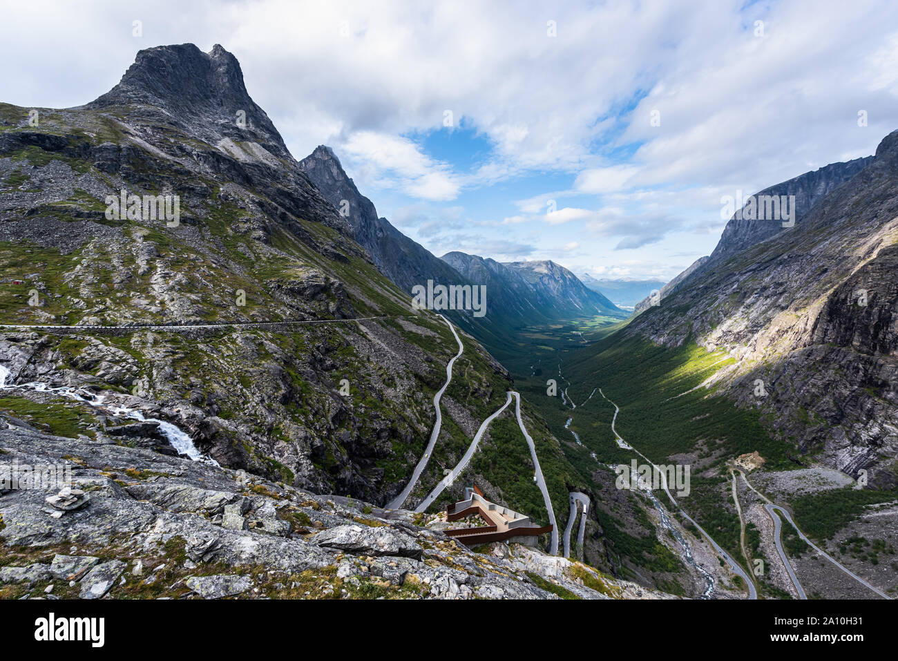 Trollstigen, Andalsnes, Norvegia. Cascata Stigfossen vicino la famosa strada di montagna Trollstigen. Foto Stock