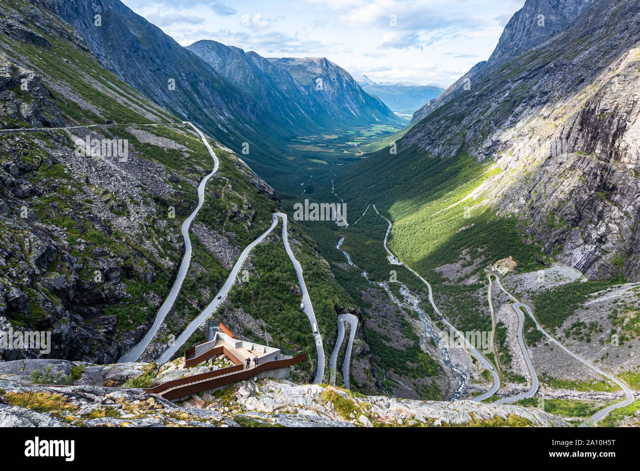 Trollstigen, Andalsnes, Norvegia. Cascata Stigfossen vicino la famosa strada di montagna Trollstigen. Foto Stock