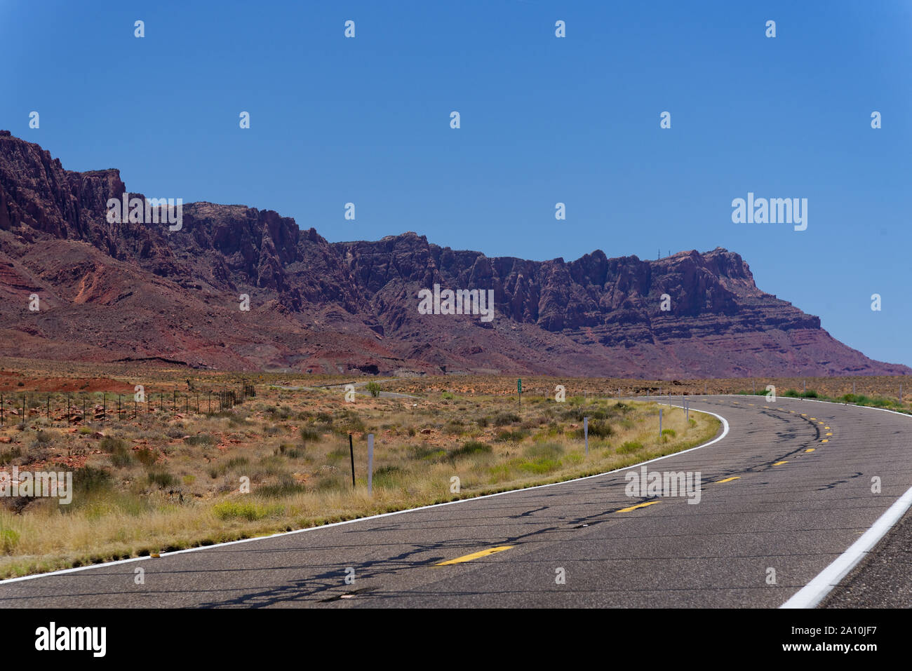 Un tipico Northern Arizona desert autostrada tra pagina e Marble Canyon Foto Stock