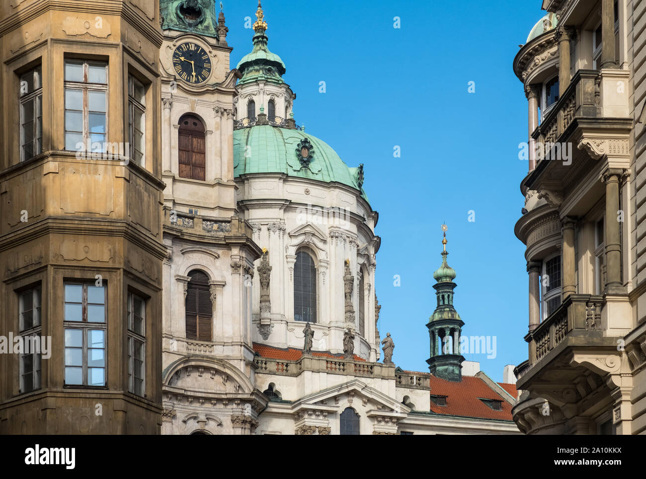 Architettura di Praga, tra cui la cupola e la torre della chiesa di St Nicholas, Mala Strana, Praga, Repubblica Ceca. Foto Stock