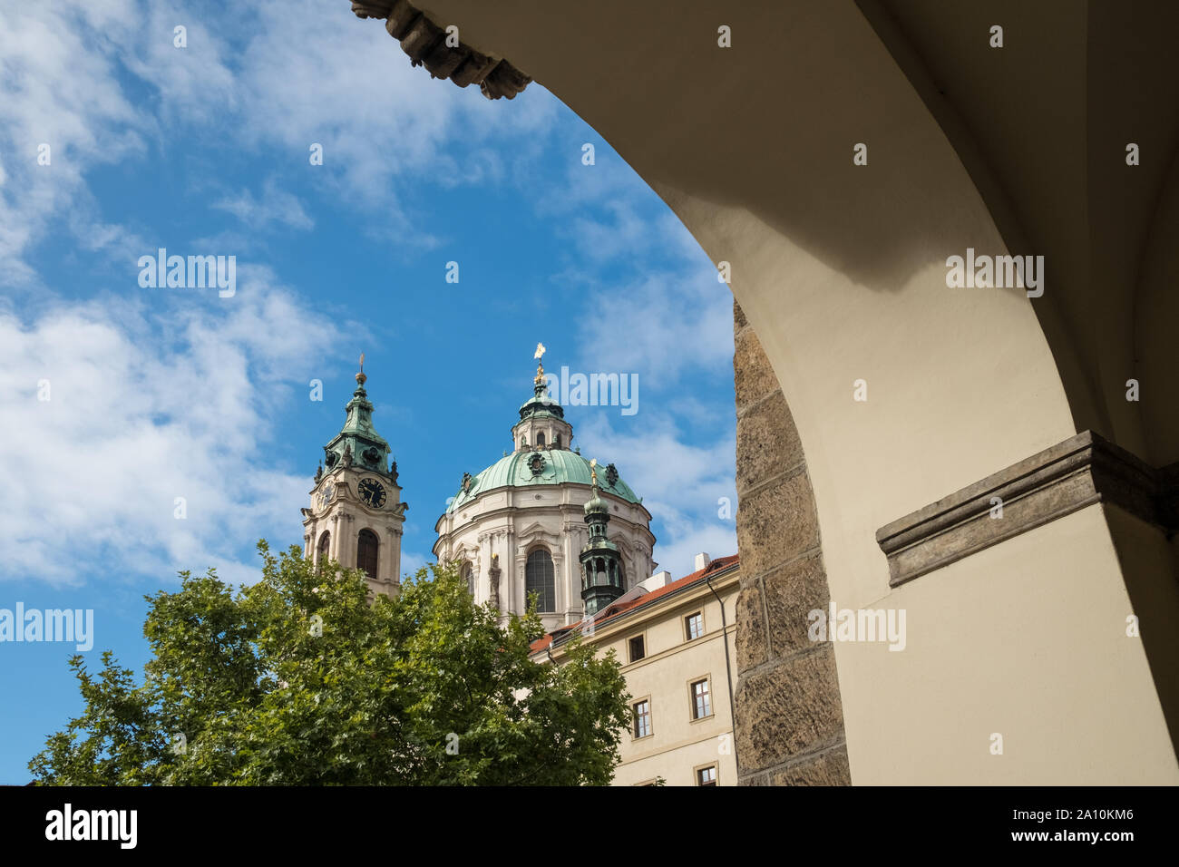 La Chiesa di San Nicola la cupola e la torre dell orologio, Mala Strana, Praga, Repubblica Ceca Foto Stock