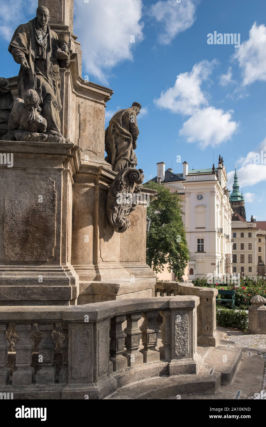 Una sezione della colonna della peste della Vergine Maria si trova in Piazza Hradcany, costruita nel 1713-14 per contrassegnare la fine dell'epidemia di peste, Praga Cechia Foto Stock