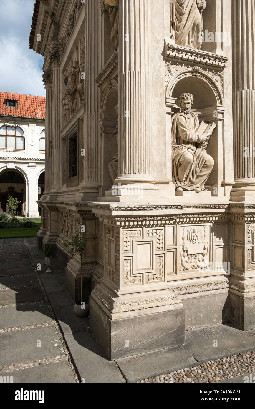 Una sezione della Santa Casa (Santa Casa) rilievi in marmo interno cortile Loreta, meta di pellegrinaggio nel quartiere di Hradčany, Praga, Repubblica Ceca. Foto Stock