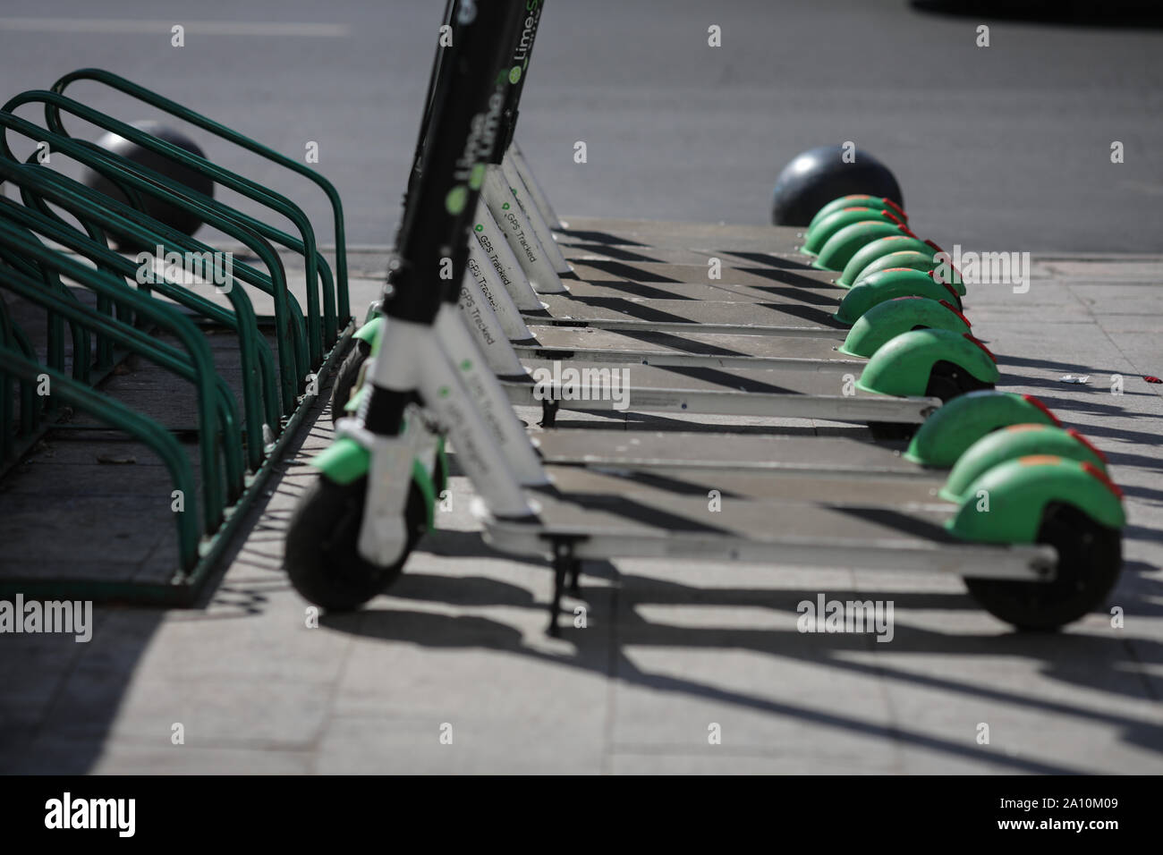 Bucarest, Romania - 22 Settembre 2019: Lime scooter elettrici uno accanto all altro nel centro di Bucarest. Foto Stock