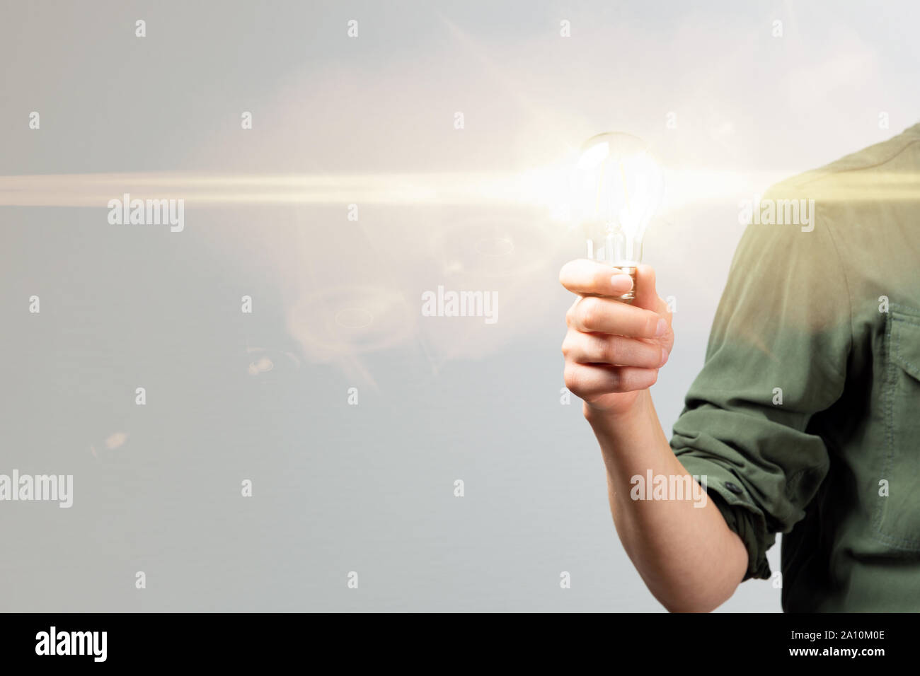 Business donna mano azienda lampadina in ufficio. Concetto di risparmio energetico, idean e creatività Foto Stock