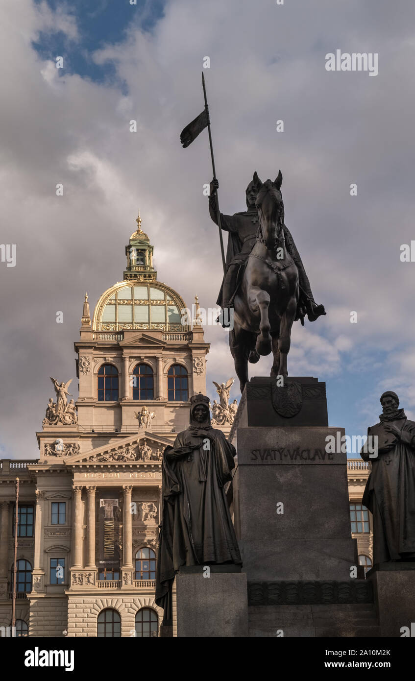 Statua e un monumento di San Venceslao, con il Museo Nazionale edificio in background, Praga, Repubblica Ceca. Foto Stock