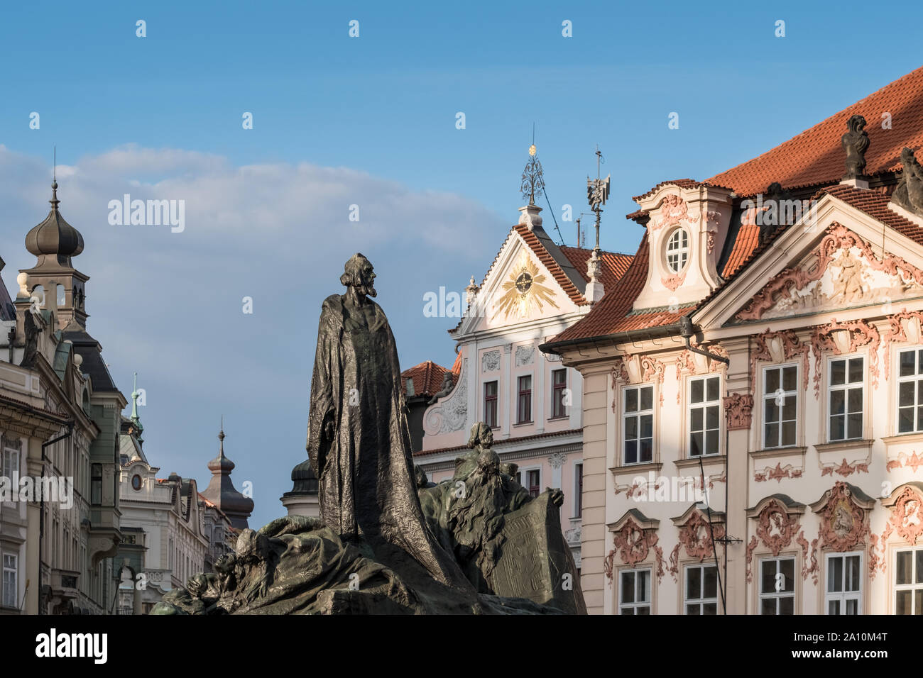 Jan Hus monumento di architettura e facciate di Piazza della Città Vecchia, Staré Mesto, Praga, Repubblica Ceca Foto Stock