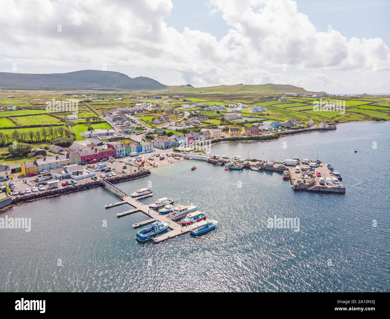 PORTMAGEE, Irlanda - Agosto 12, 2019: una vista di Portmagee, dall' isola Valentia nella Contea di Kerry in Irlanda. Foto Stock