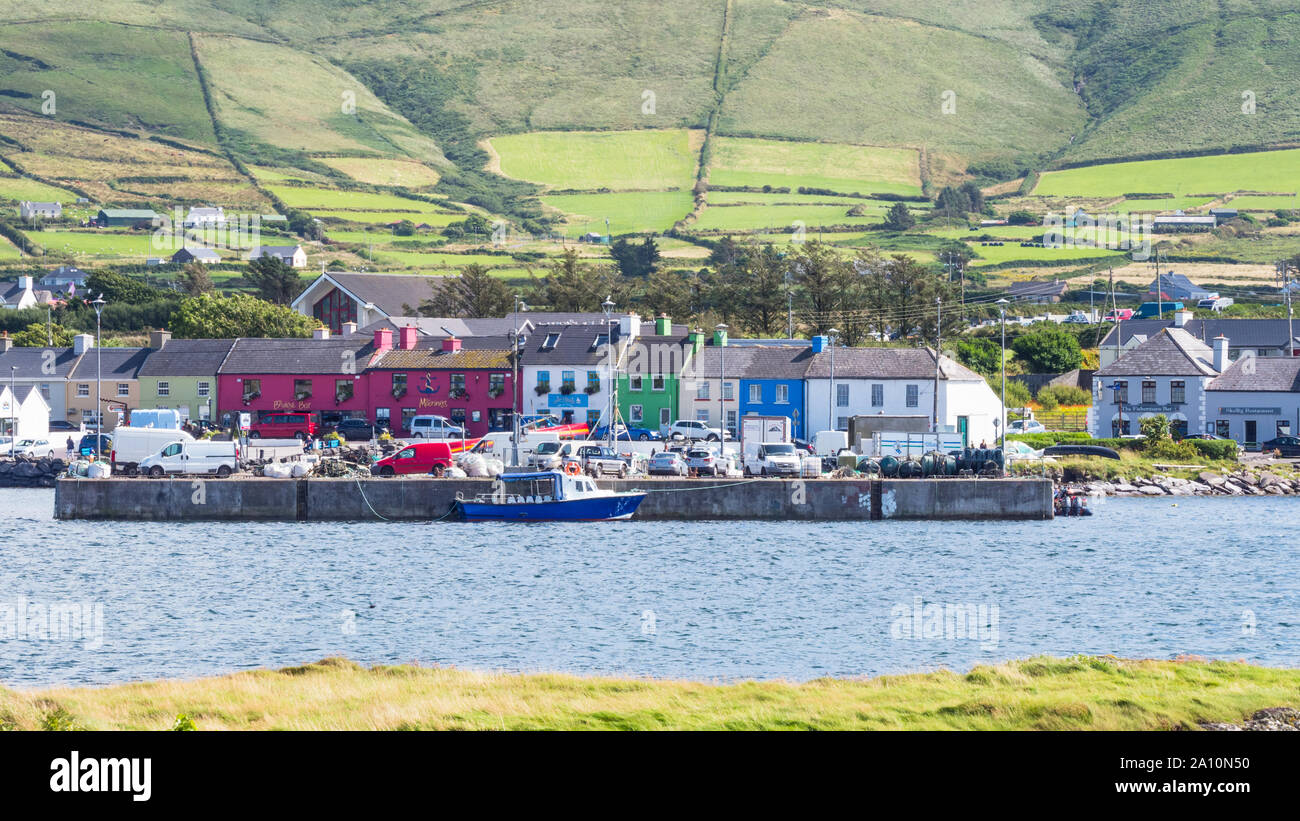 PORTMAGEE, Irlanda - Agosto 12, 2019: una vista di Portmagee, dall' isola Valentia nella Contea di Kerry in Irlanda. Foto Stock
