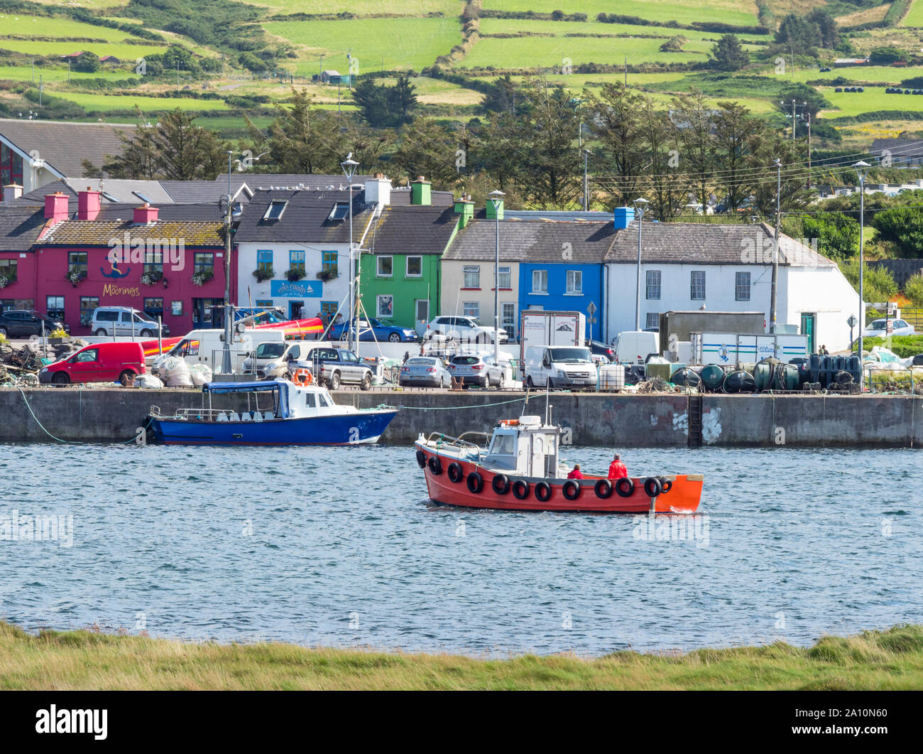 PORTMAGEE, Irlanda - Agosto 12, 2019: una vista di Portmagee, dall' isola Valentia nella Contea di Kerry in Irlanda. Foto Stock