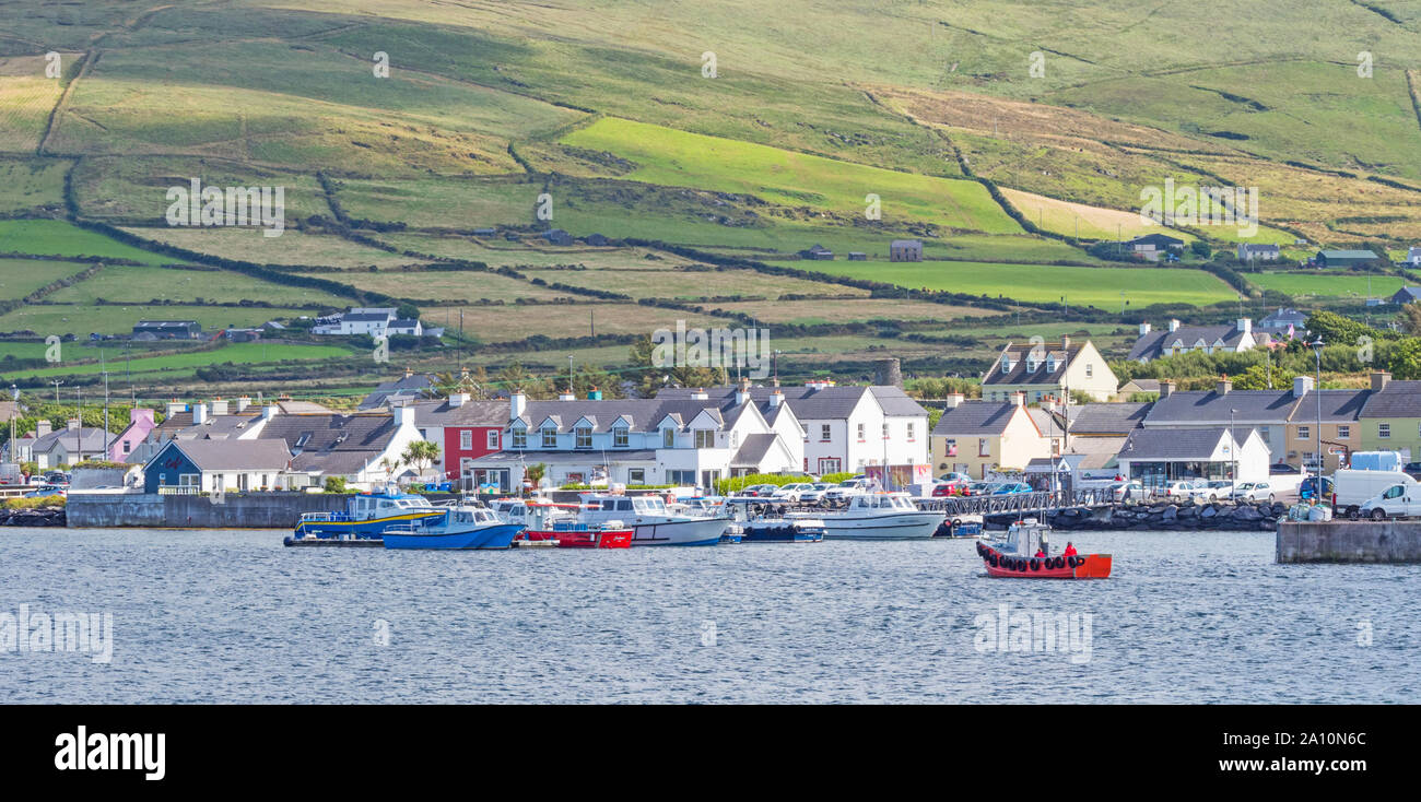 PORTMAGEE, Irlanda - Agosto 12, 2019: una vista di Portmagee, dall' isola Valentia nella Contea di Kerry in Irlanda. Foto Stock