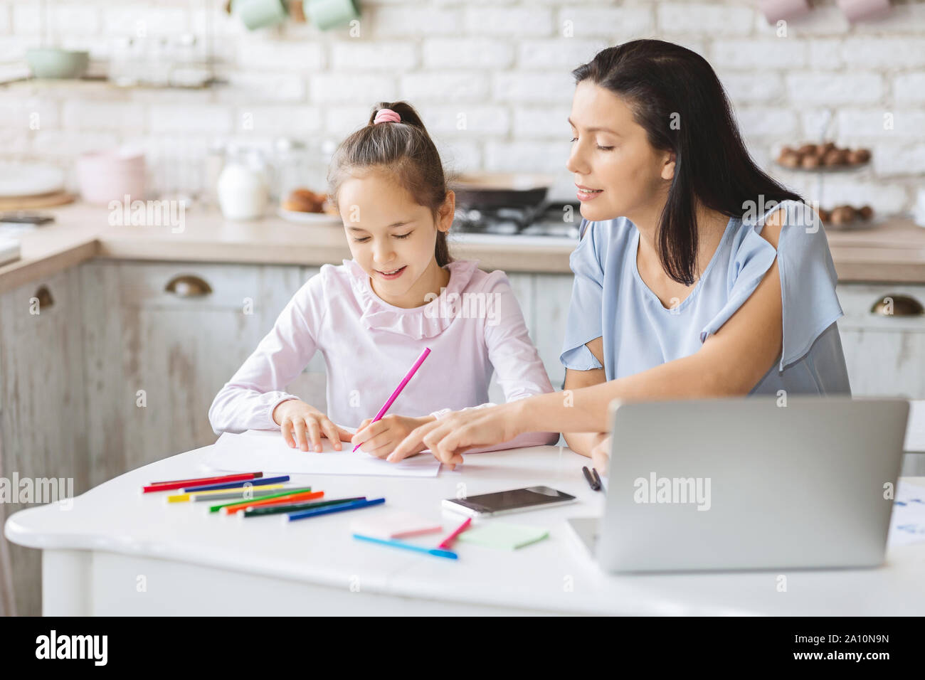 Bambina avente le lezioni con il tutor a casa Foto Stock