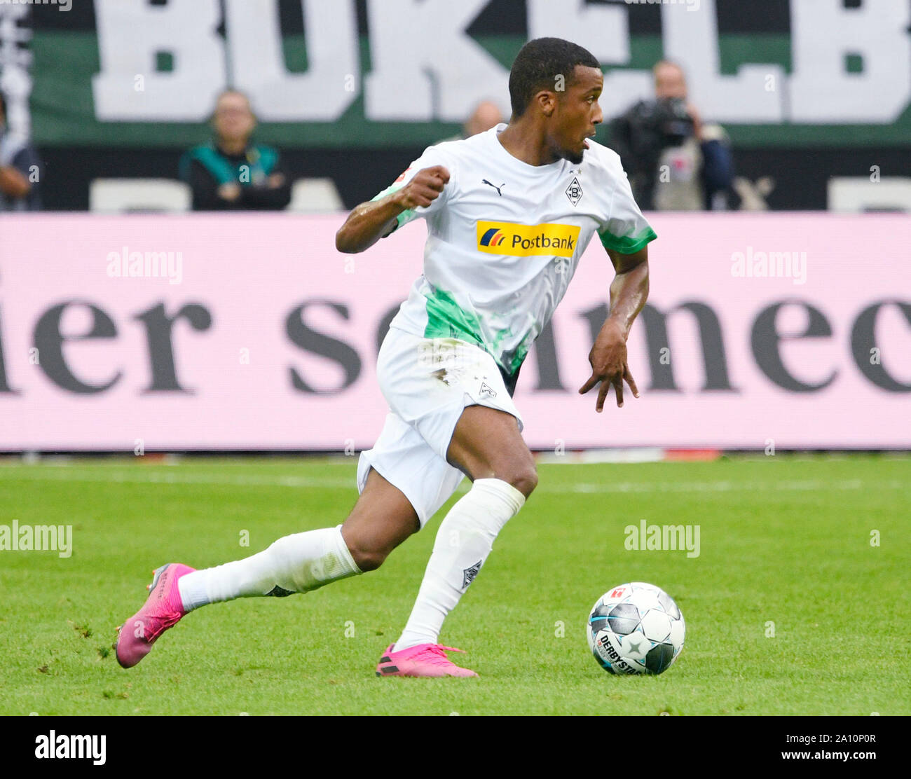 Il Borussia Park Monchengladbach Germania, 17.8.2019, calcio: Bundesliga tedesca stagione 2019/20 Giornata 1, Borussia Monchengladbach (BMG, bianco) vs FC Schalke 04 (S04, blu), Alassane motivo (MGL) DFL REGOLAMENTI VIETANO QUALSIASI USO DI FOTOGRAFIE come sequenze di immagini e/o quasi-VIDEO Foto Stock