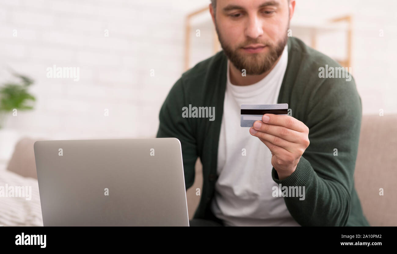 L uomo lo shopping online, utilizzando la carta di credito per pagare Foto Stock