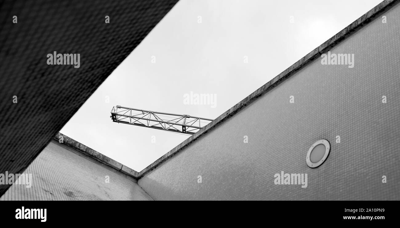 Viadotto sfumature e linee giallo contro il cielo blu in Amsterdam Paesi Bassi Foto Stock