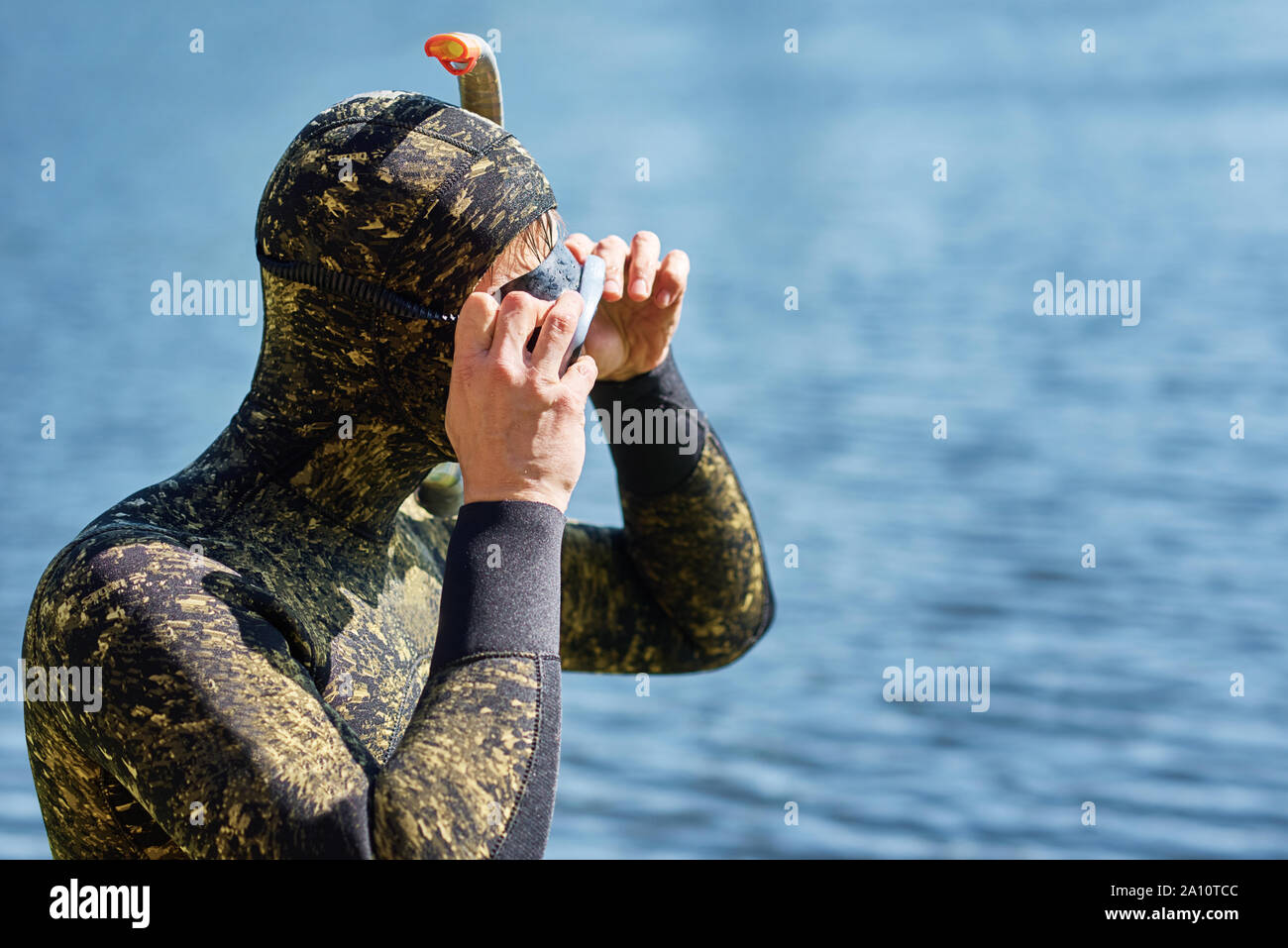 Chiusura del subacqueo in muta con maschera e snorkel preparare ottenere pronto per l'immersione in acqua Foto Stock